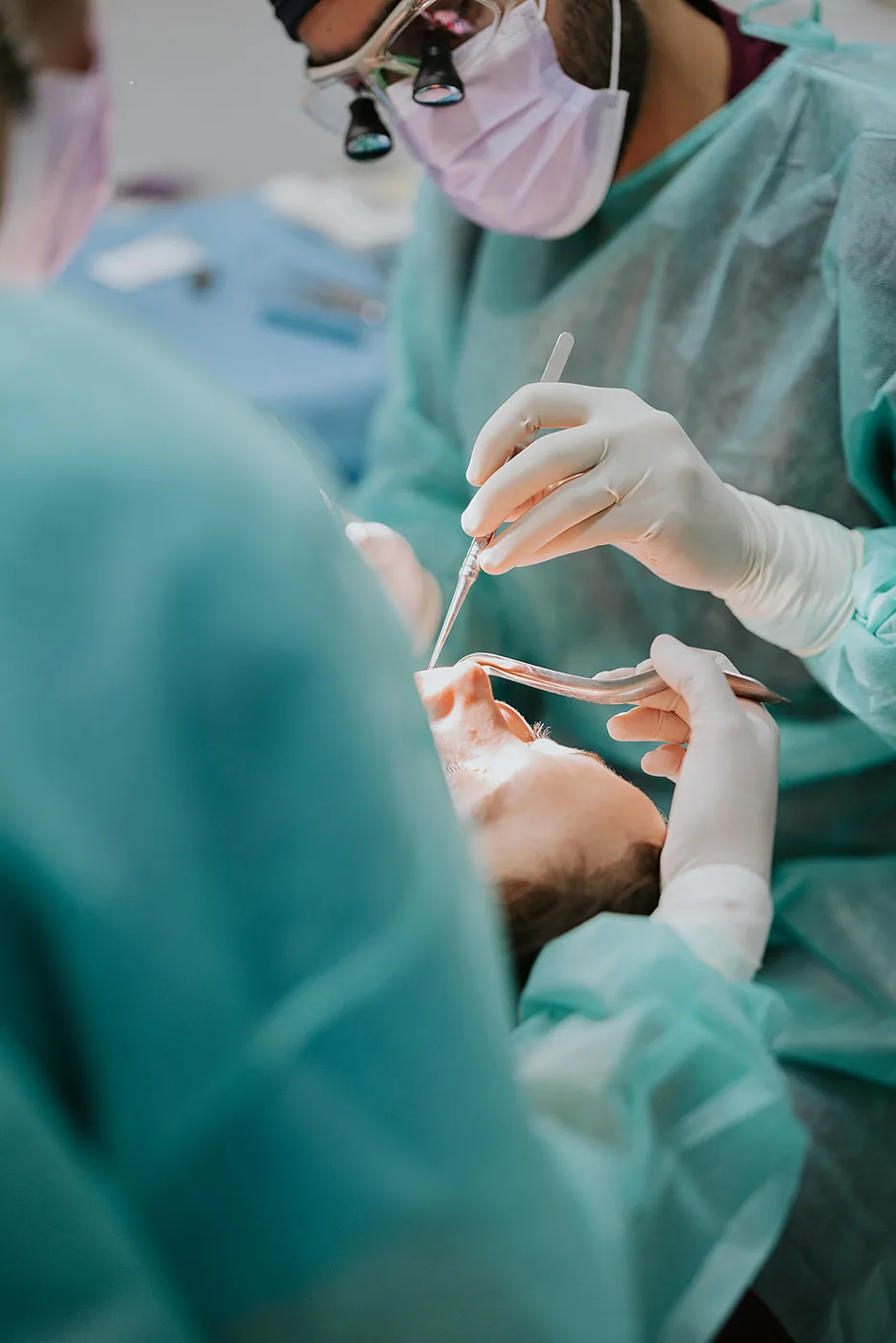 Cirugía oral y extracción de muelas del juicio del Dr. Daniel S. Govea en Santa Cruz de Tenerife